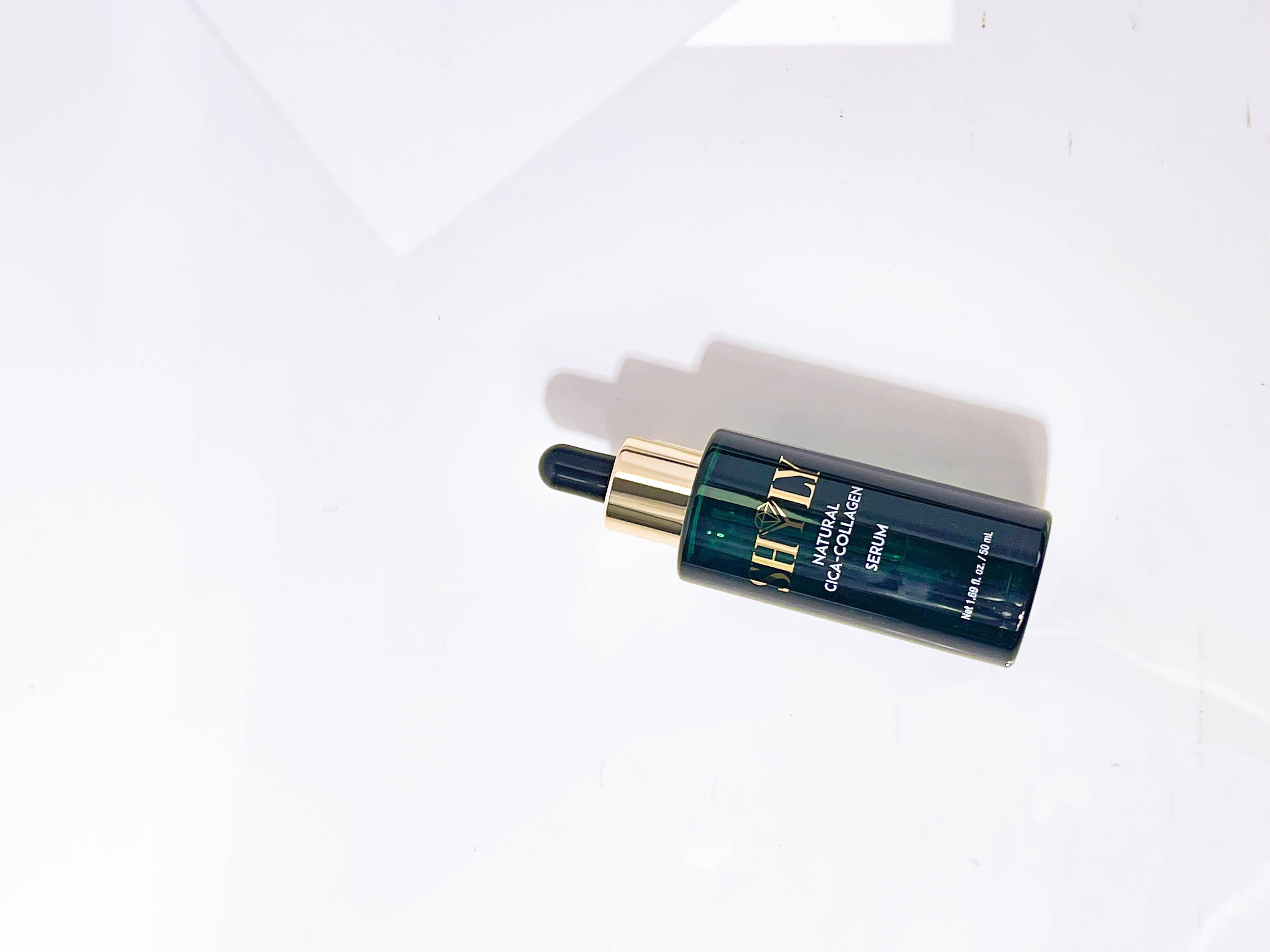 Chai Serum Shyly trên nền trắng