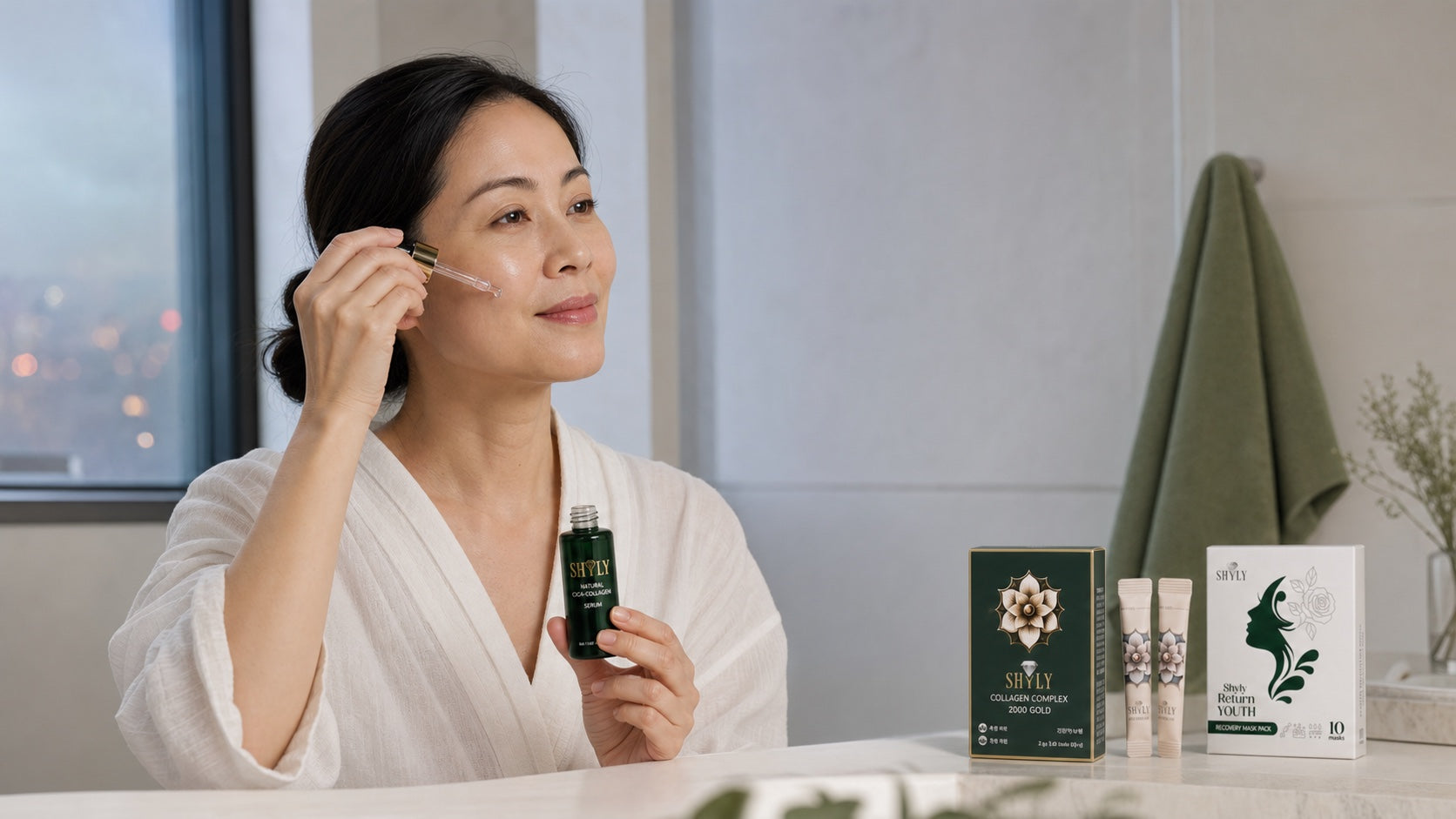 Phụ nữ chăm sóc làn da cùng Collagen Serum và mặt nạ Shyly